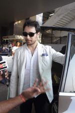 Imran Khan snapped after they return from F1 held at Delhi on 31st Oct 2011 (26).JPG